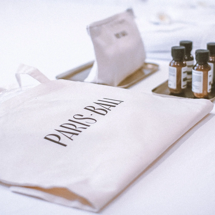 Detalle de la bolsa y el neceser Paris Bali junto a los productos de aseo.