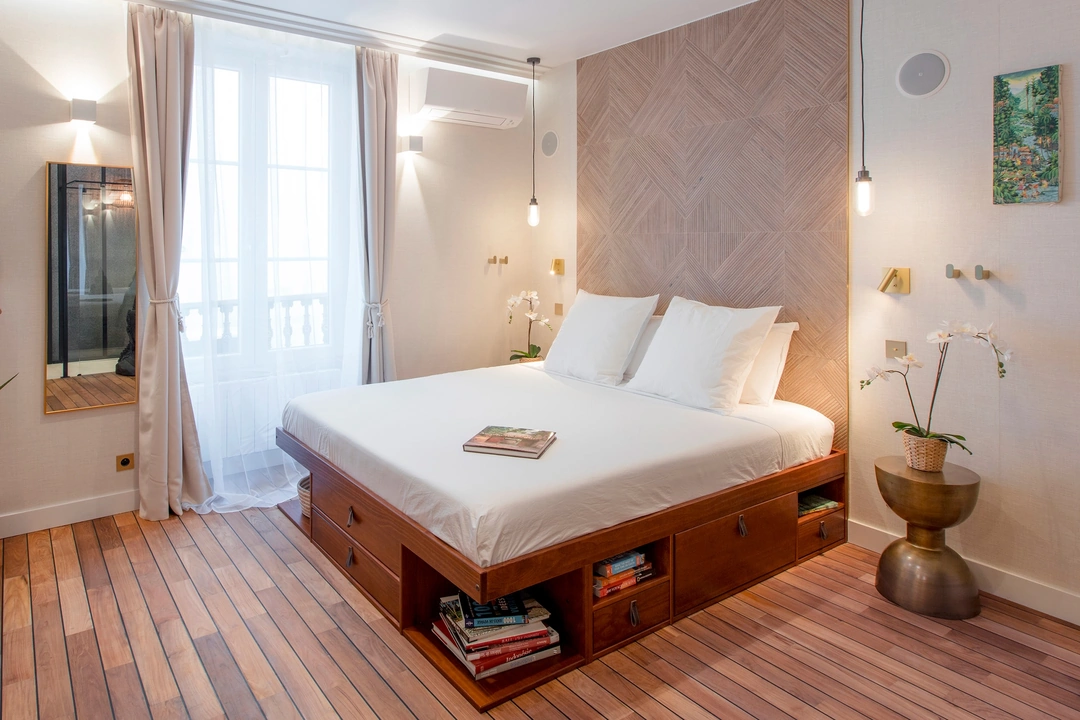 Vue d’ensemble de la chambre avec lit king-size et parquet en teck