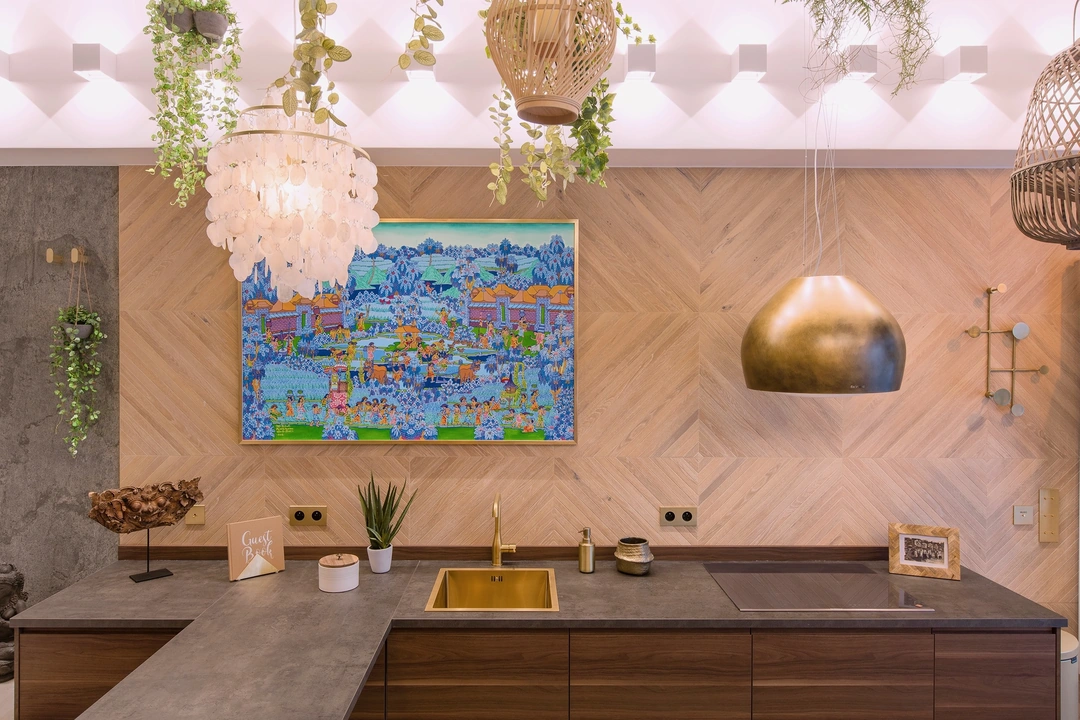 Cuisine équipée avec suspension en laiton et peinture balinaise