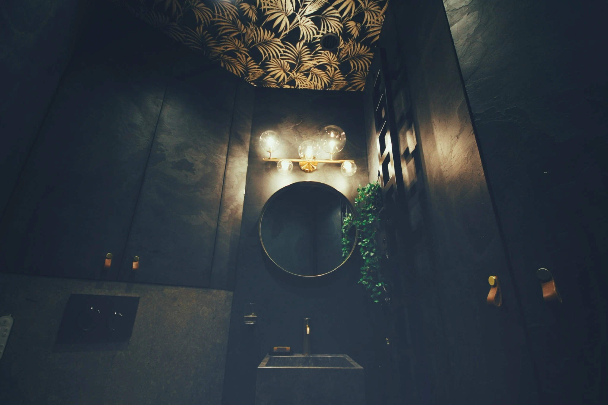 Miroir rond, appliques et plafond à motifs végétaux