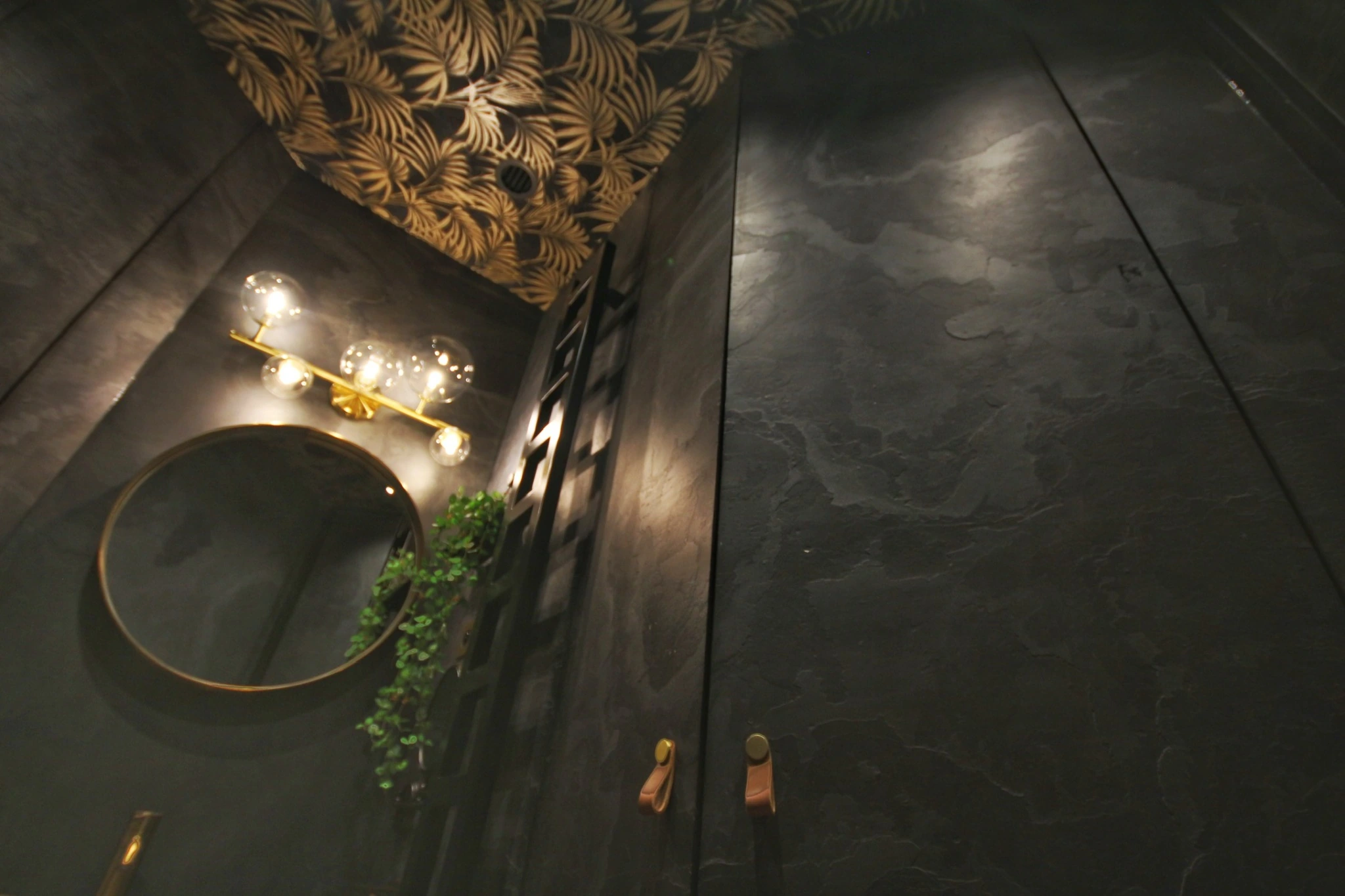 Détail du plafond à motifs végétaux et du miroir rond