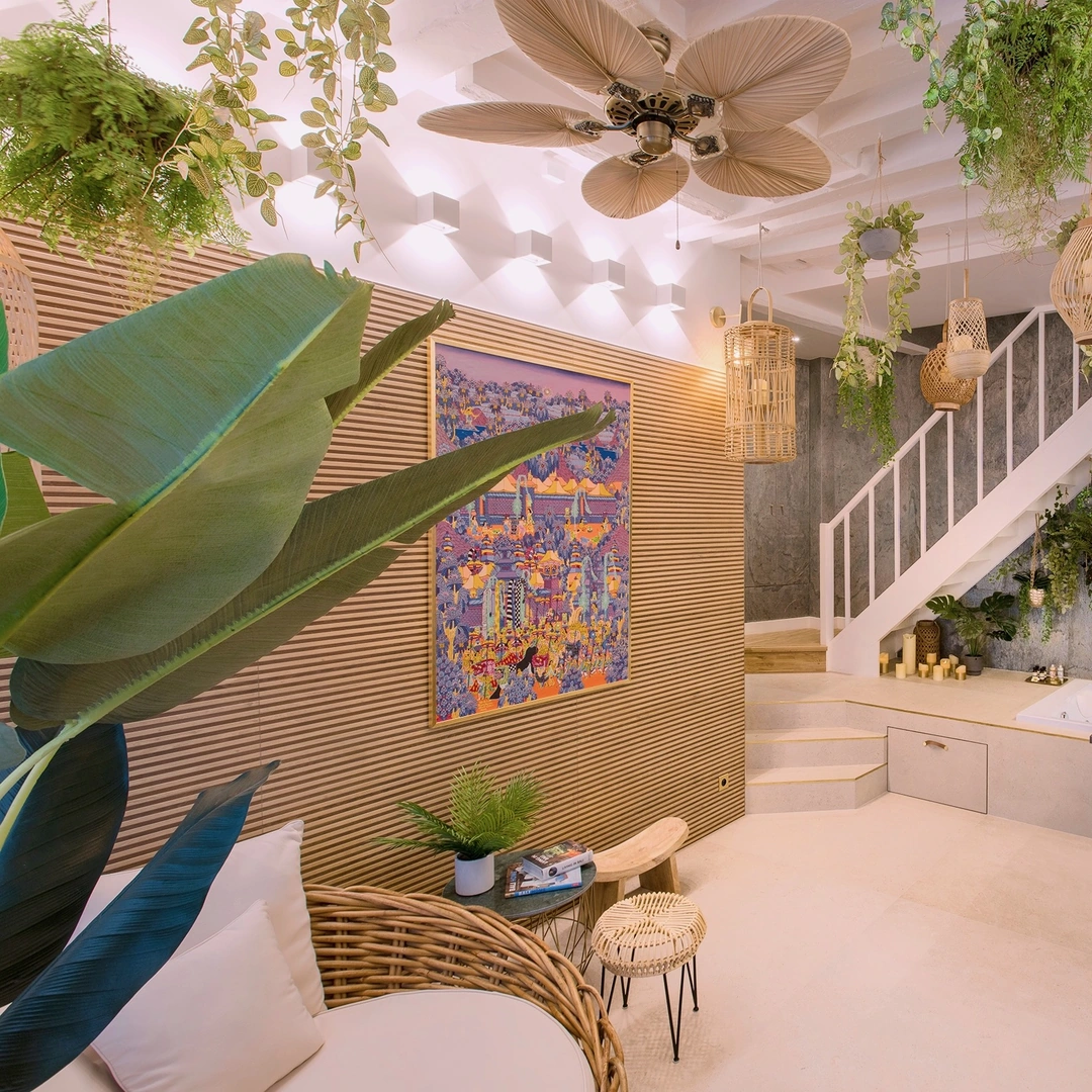 Salon avec mobilier balinais, tableau original et escalier