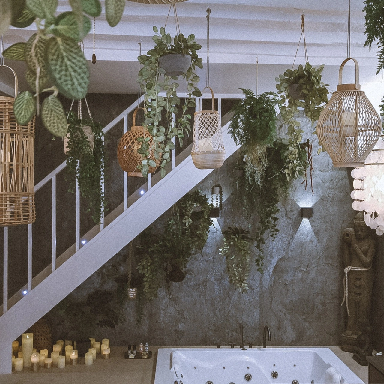 Lámparas, plantas y la escalera componen el decorado alrededor del jacuzzi privado.